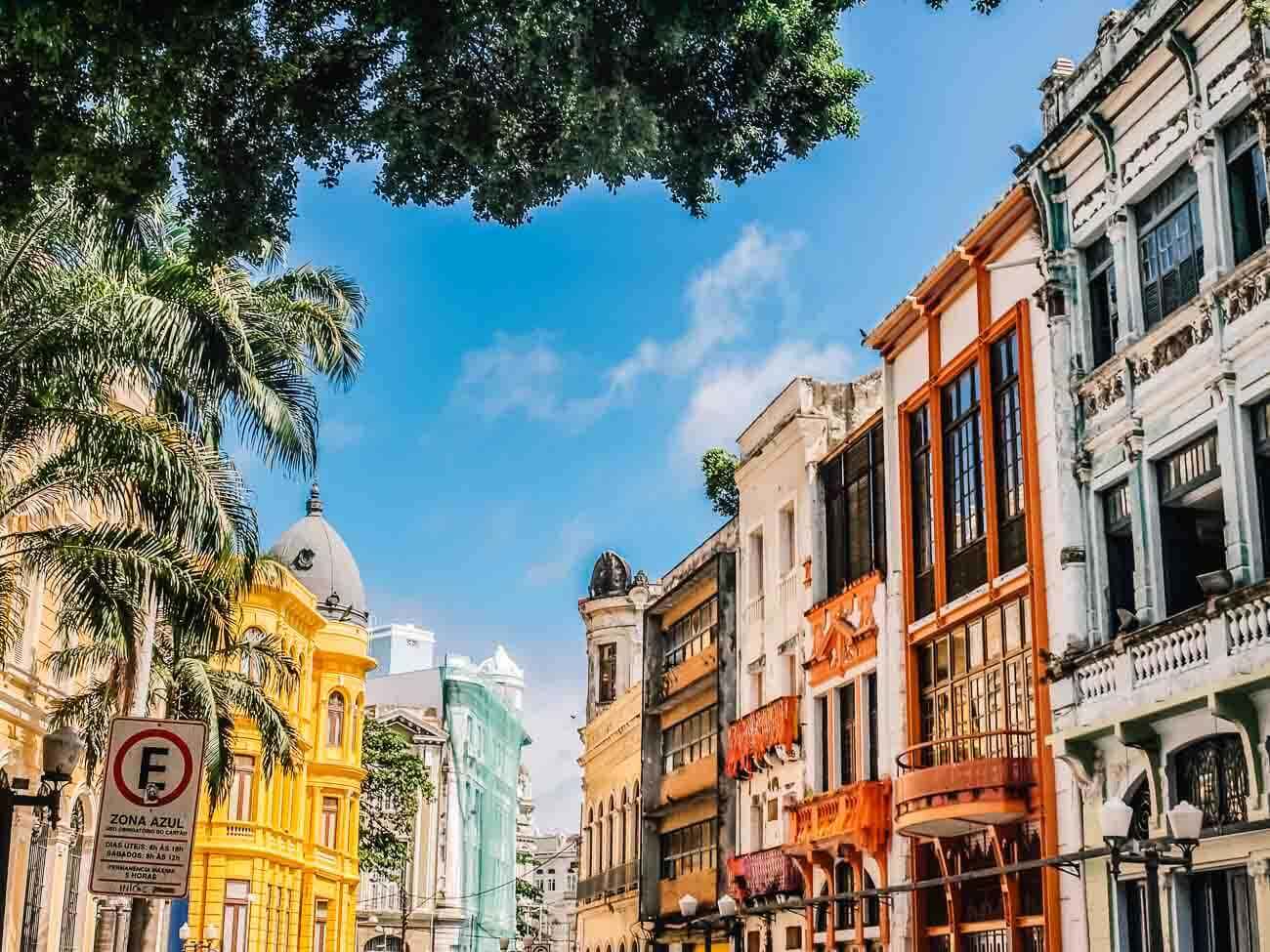 Casarões coloridos e com mais de um andar no Centro Histórico de Recife.