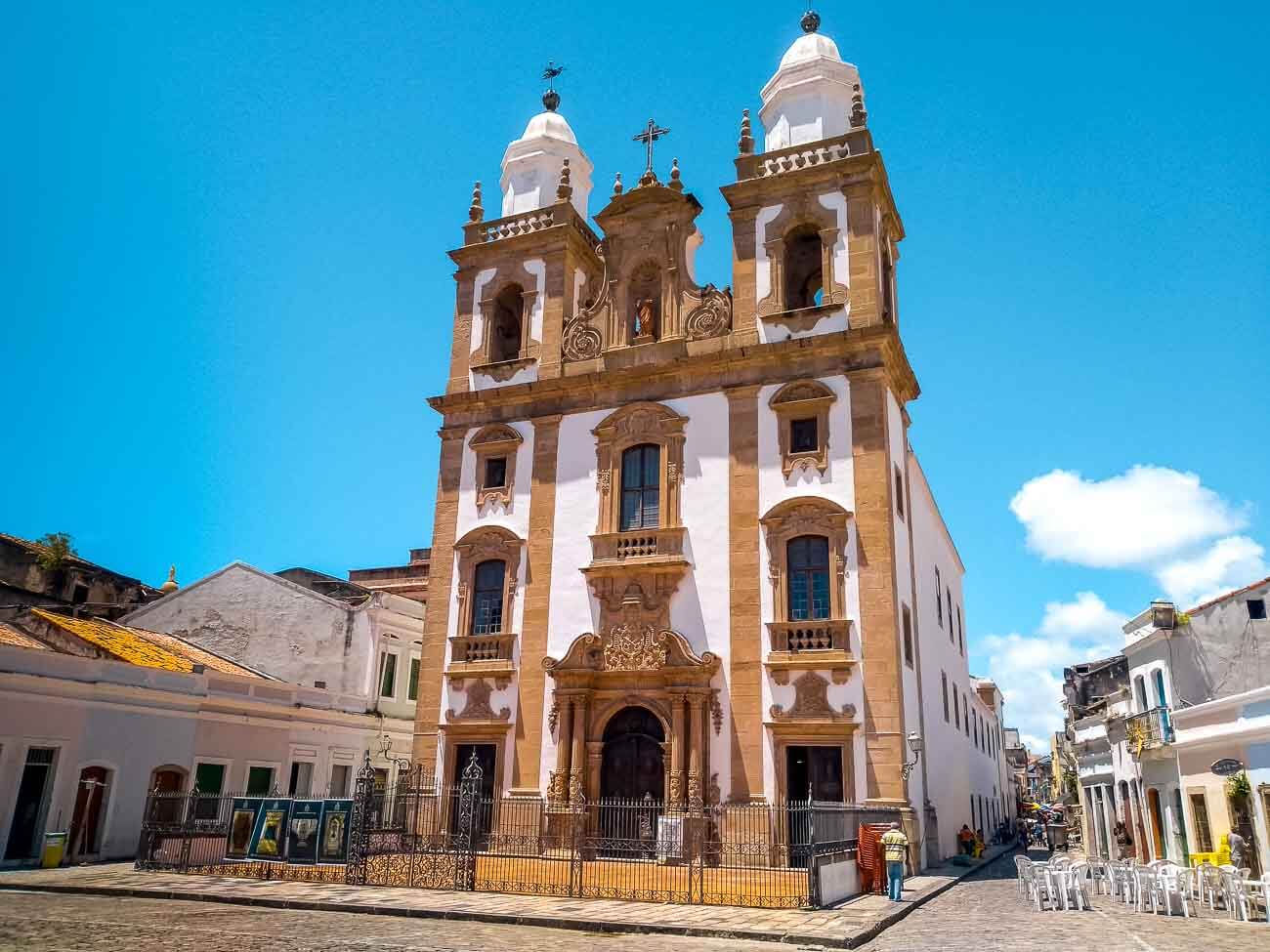 Fachada em estilo barroco da Igreja de São Pedro dos Clérigos em Recife.