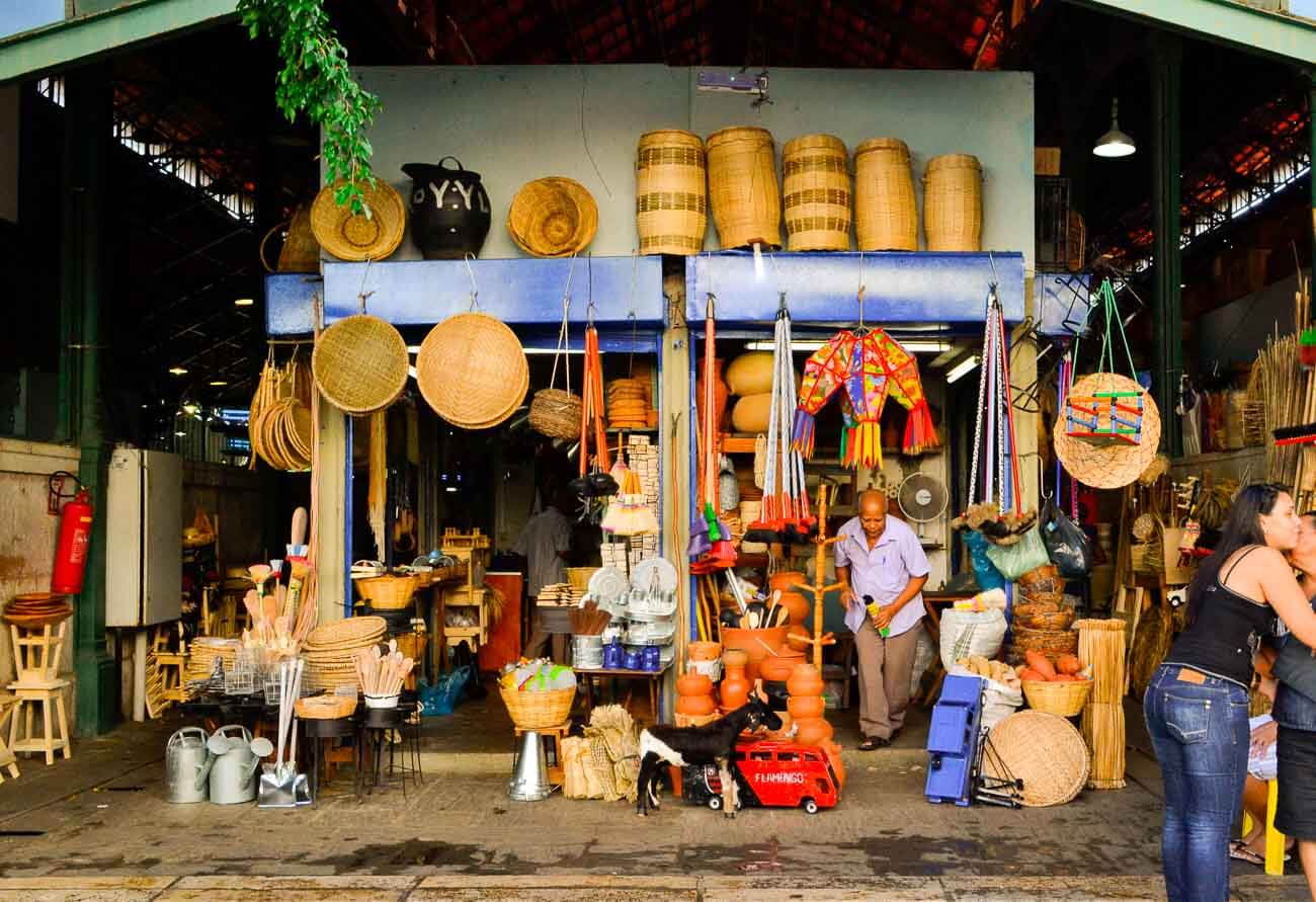 Loja com itens de artesanato em palha, argila e outros materiais no Mercado de São José em Recife.