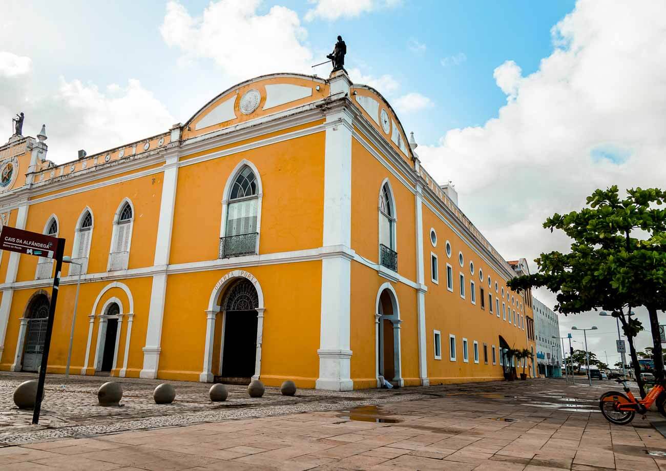 Prédio histórico de dois andares em Recife onde está situado o Paço Alfândega