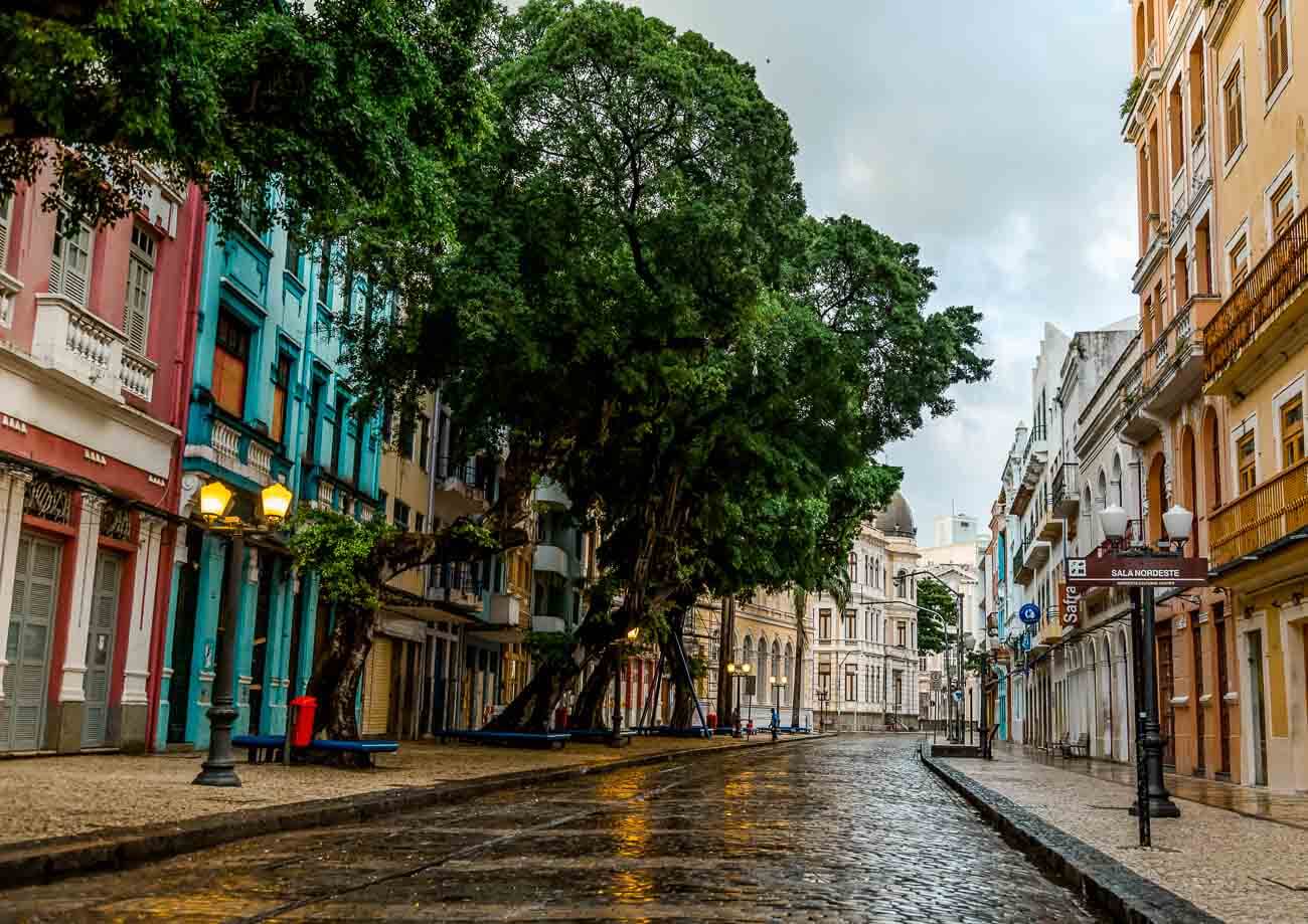 Rua de pedra cercada por casarões antigos no bairro Recife Antigo.