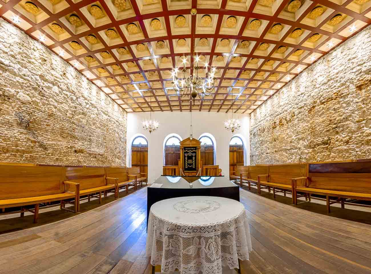 Interior da Sinagoga Kahal Zur Israel em Recife.