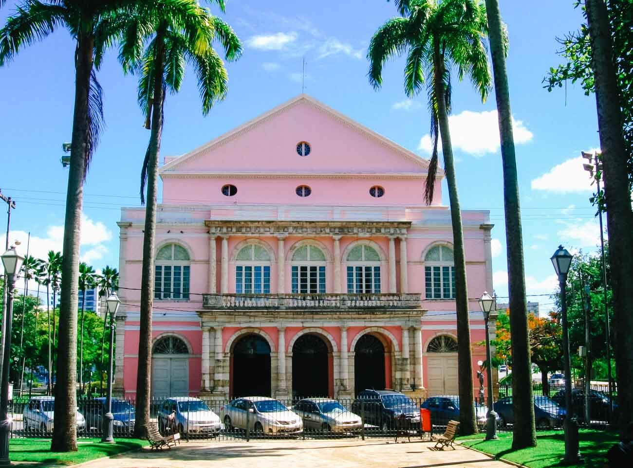 Fachada do Teatro de Santa Isabel na cor rosa e com arquitetura neoclássica.