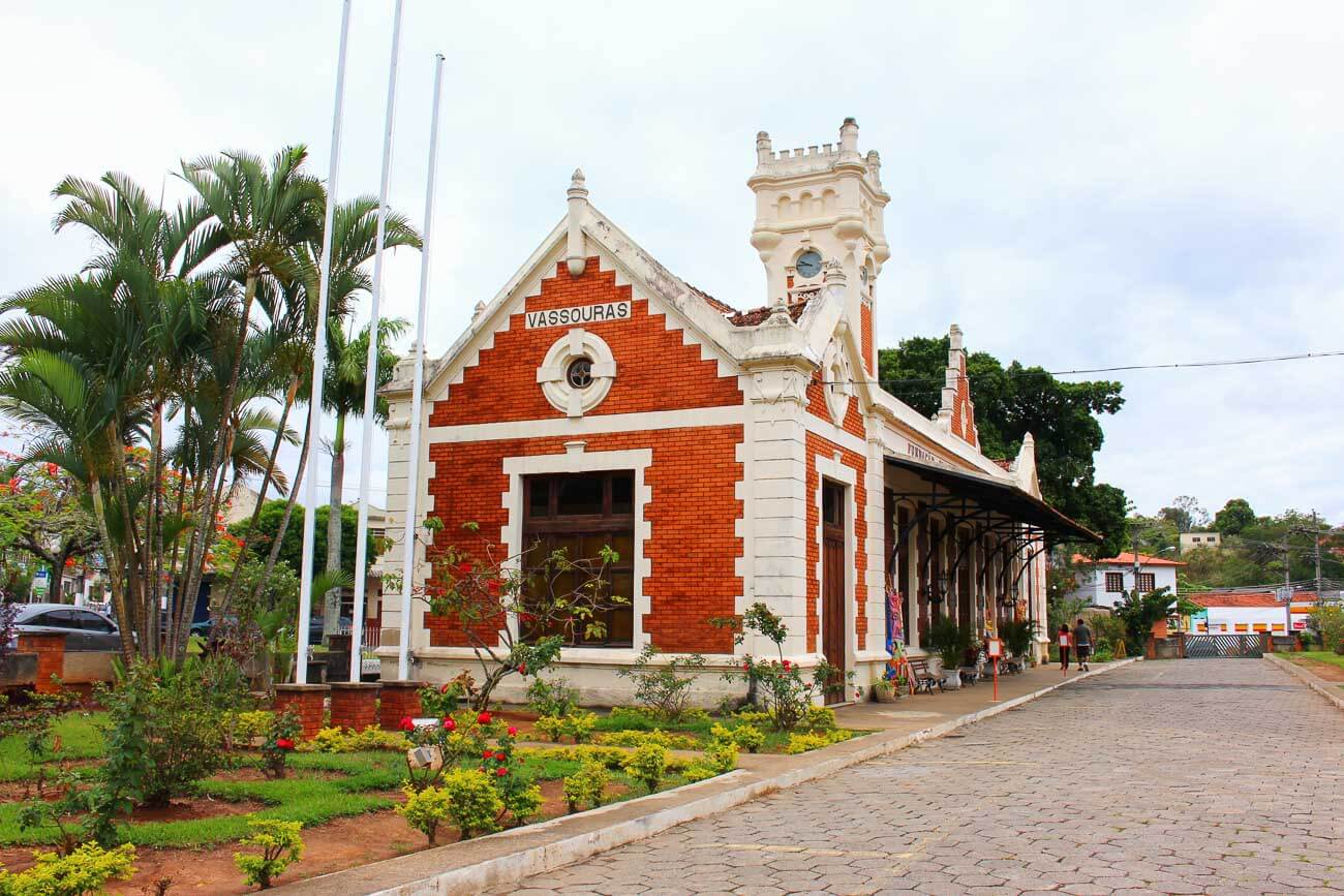 Lateral da estação ferroviária de Vassouras com canteiro de flores.