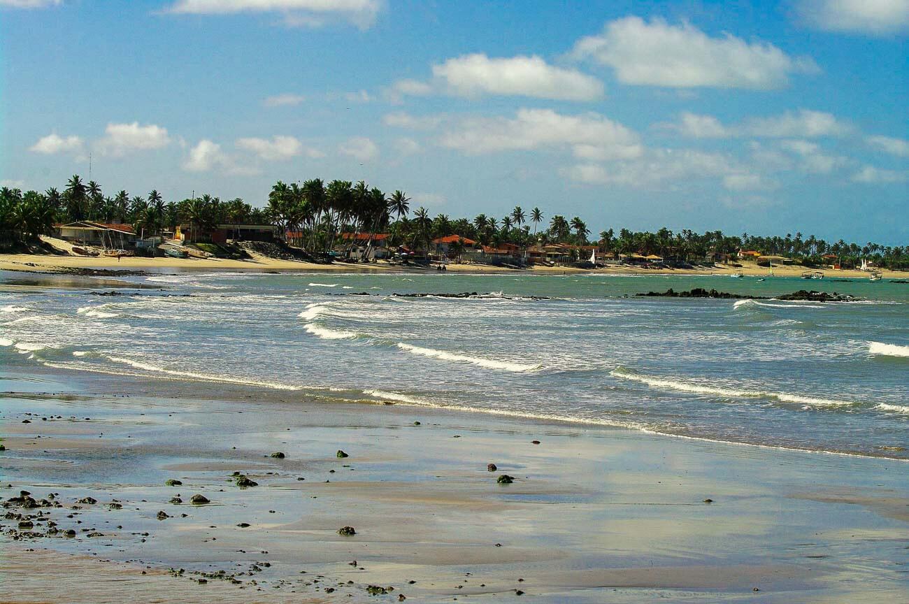 Pequenas ondas na Praia de Maracajaú e formações de arrecifes de corais