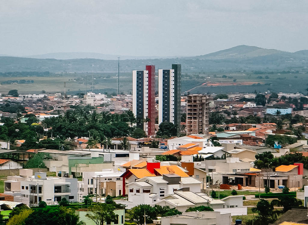 Vista de uma parte da cidade de Arapiraca em Alagoas com dois prédios iguais em destaque ao fundo.