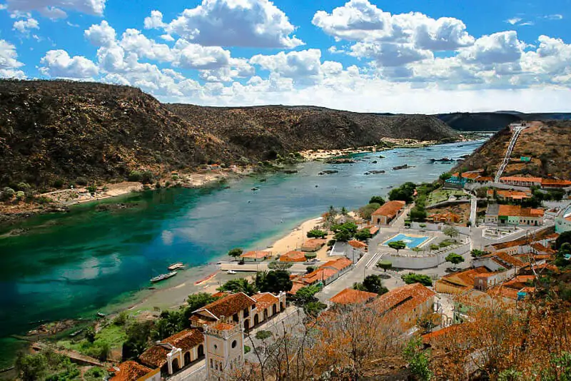Rio São Francisco percorrendo pela cidade de Piranhas, em Alagoas.
