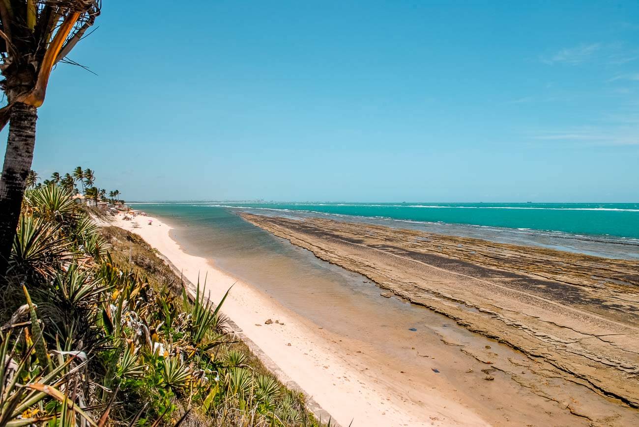 Faixa de areia com recifes de corais na Praia do Saco em Marechal Deodoro.