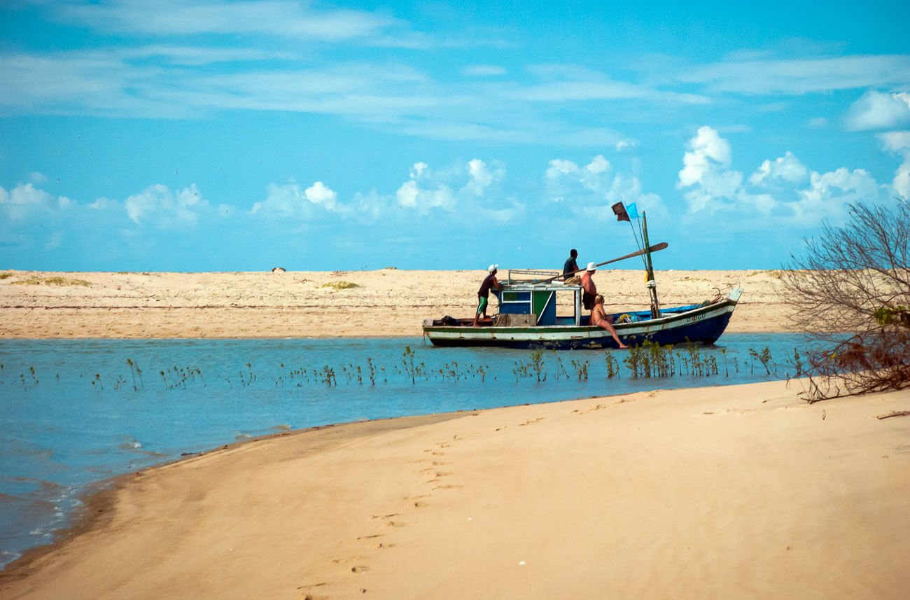 Embarcação de pescadores na Ponta do Corumbau, na Bahia.