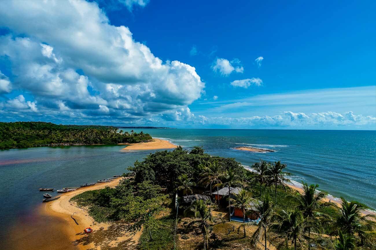 Vista panorâmica da Praia de Caraíva em um dia de sol.