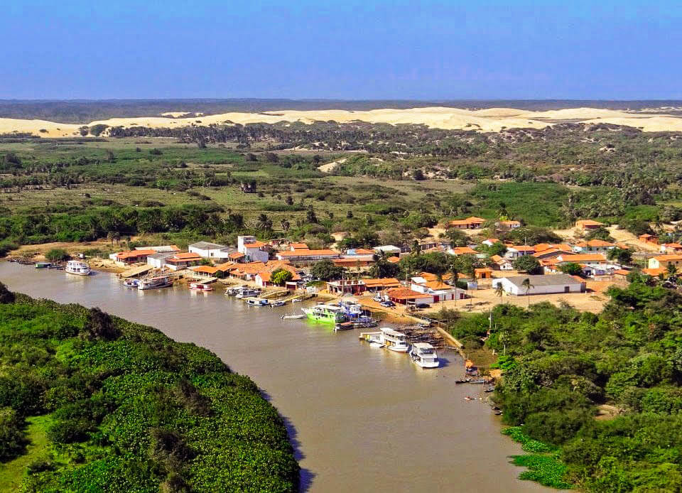 Vista panorâmica do Porto de Tatus, em Ilha Grande, com embarcações no Rio Parnaíba e o Delta ao fundo.