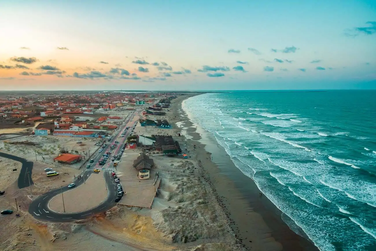 Vista panorâmica da Praia de Atalaia, com o mar com ondas e extensa faixa de areia.