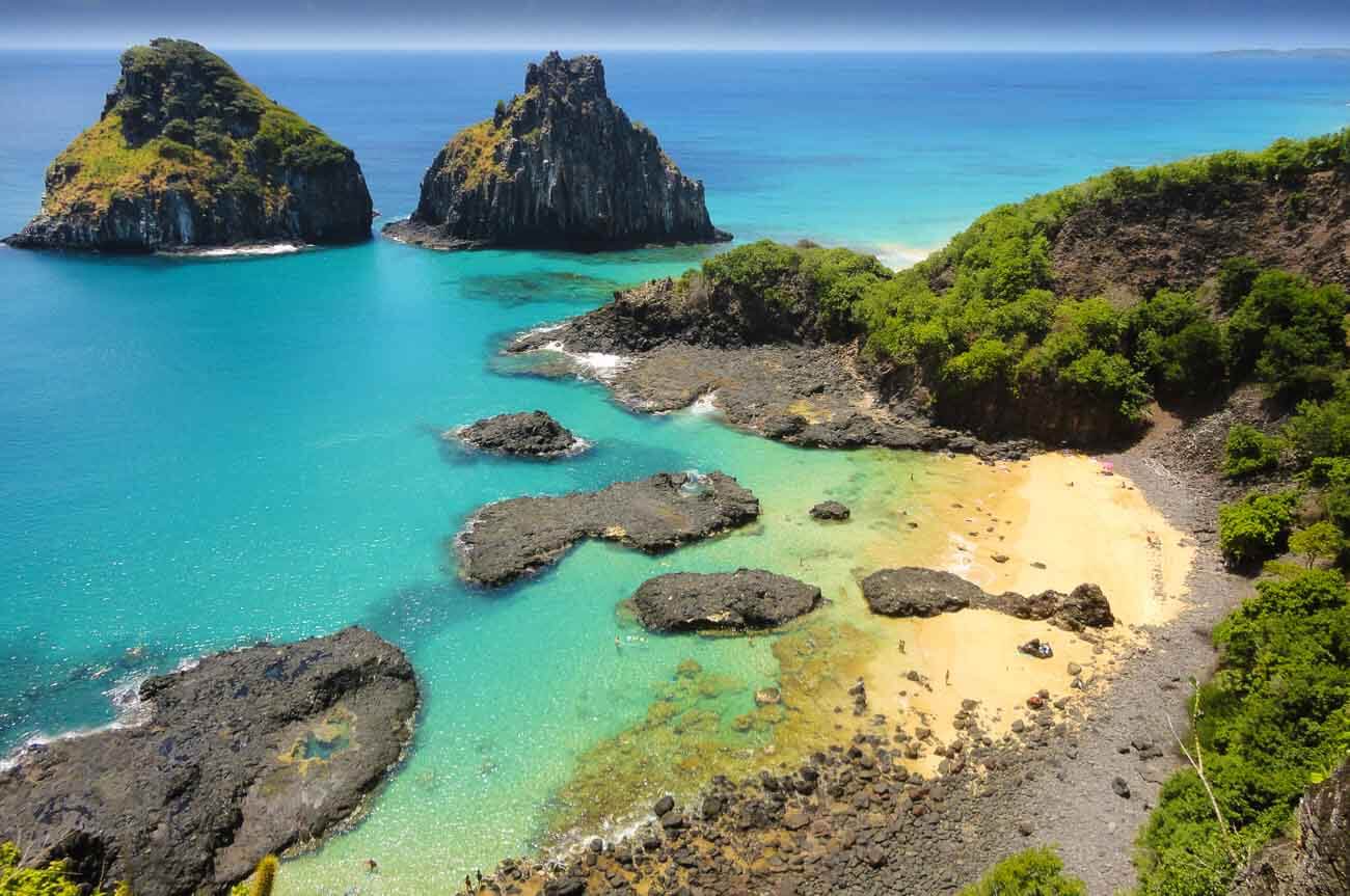 Morro Dois Irmãos e no canto direito a Baía dos Porcos