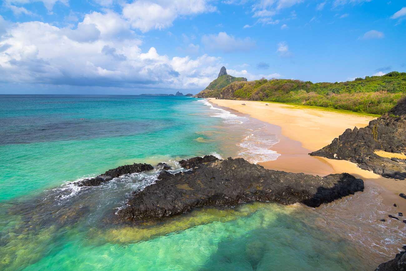 Mar em tom azul esverdeado da Praia Cacimba do Padre em Fernando de Noronha