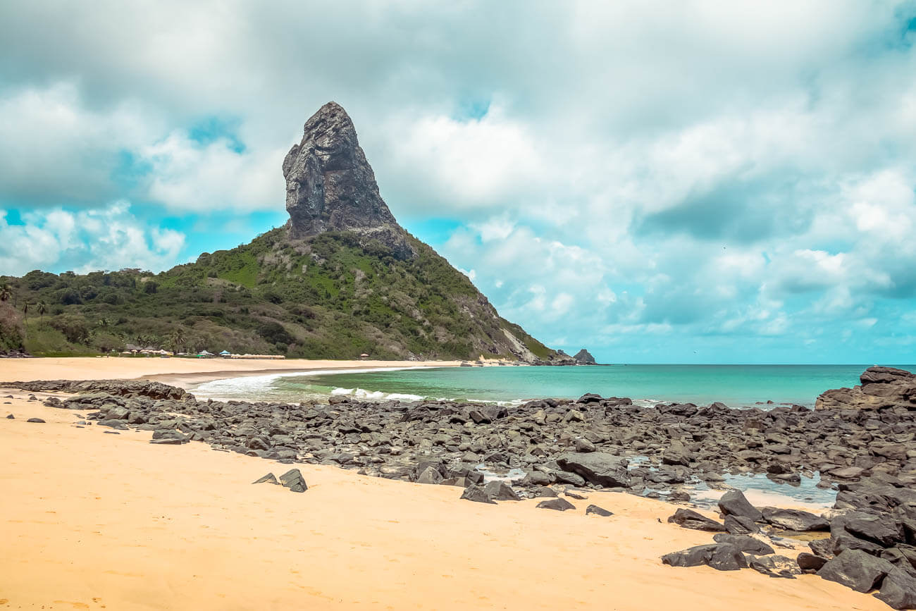 Praia da Conceição e ao fundo o Morro do Pico em Fernando de Noronha