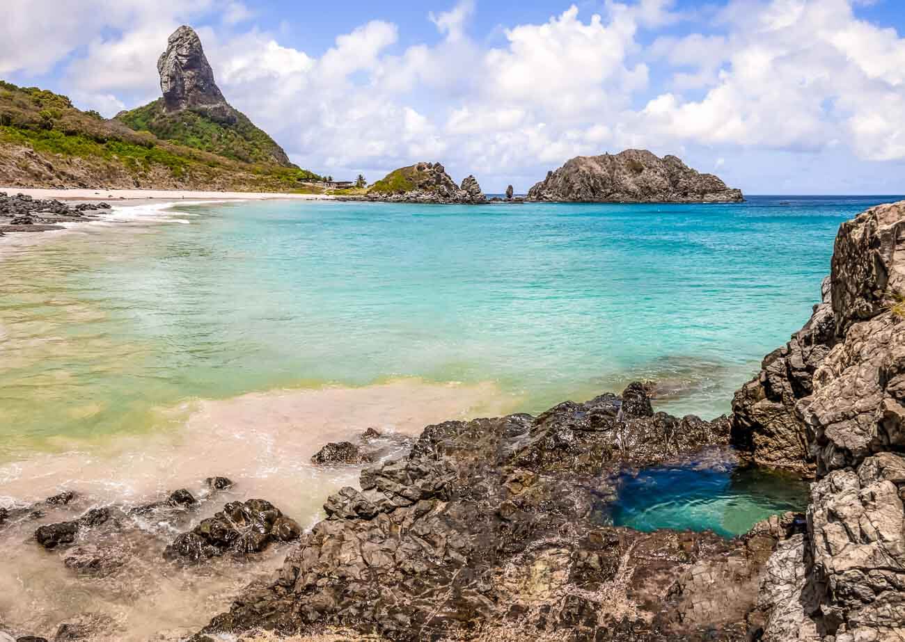 Formação de piscina natural conhecida como Buraco do Galego em Fernando de Noronha. Ao fundo, o mar da Praia do Cachorro