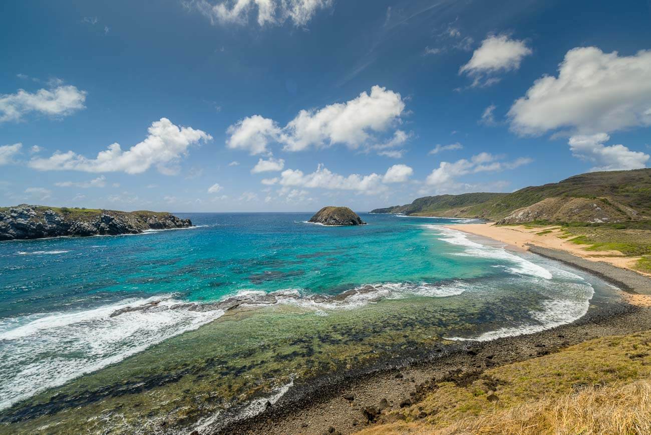 Vista panorâmica da Praia do Leão em Fernando de Noronha com o mar azul turquesa.