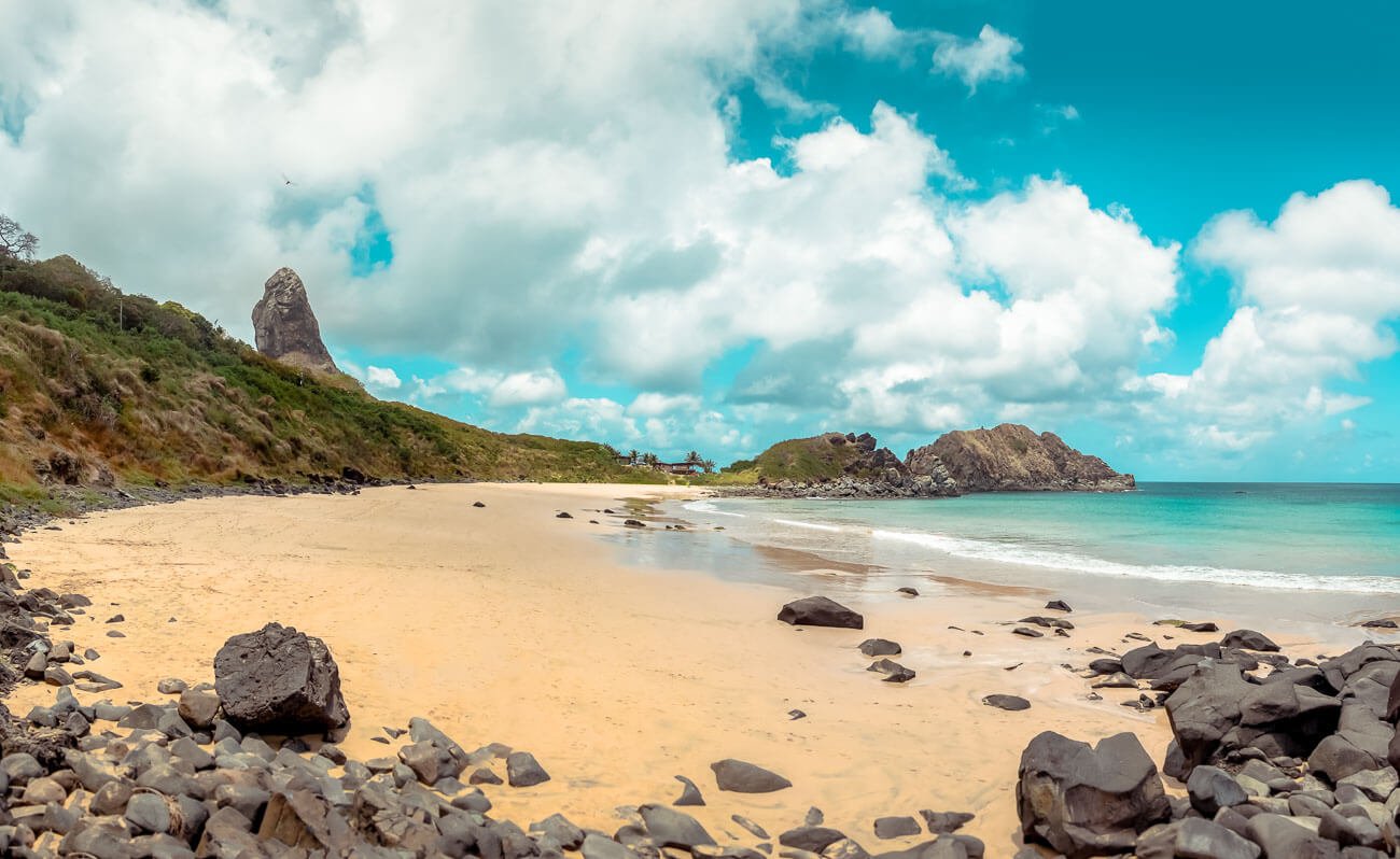 Faixa de areia extensa da Praia do Meio em Fernando de Noronha em um dia vazia.