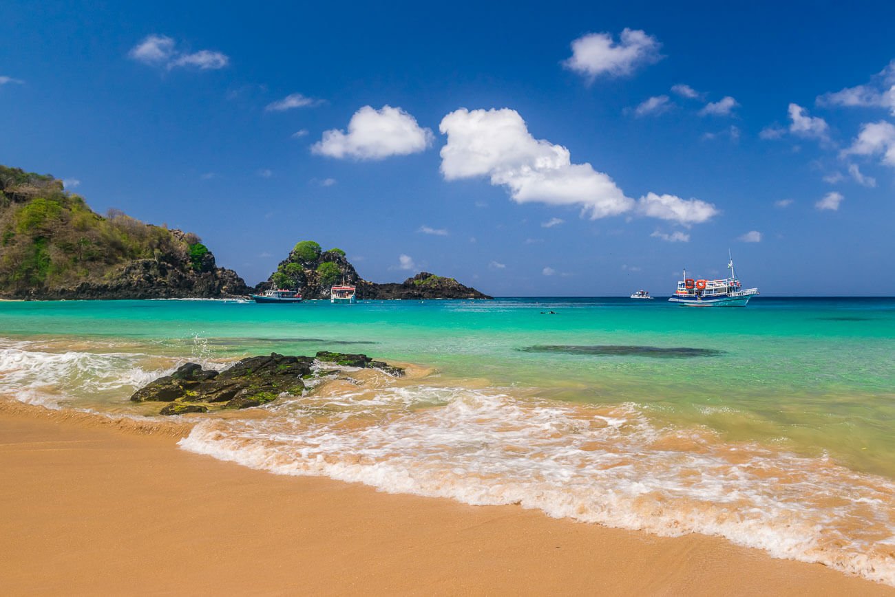 Mar sem ondas e de tons azuis turquesa da Praia do Sancho em Fernando de Noronha