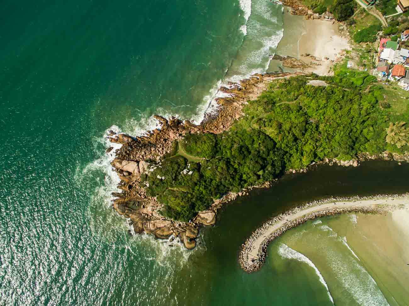 Vista de cima do Molhe da Praia da Barra da Lagoa e da Prainha, separados por um costão.