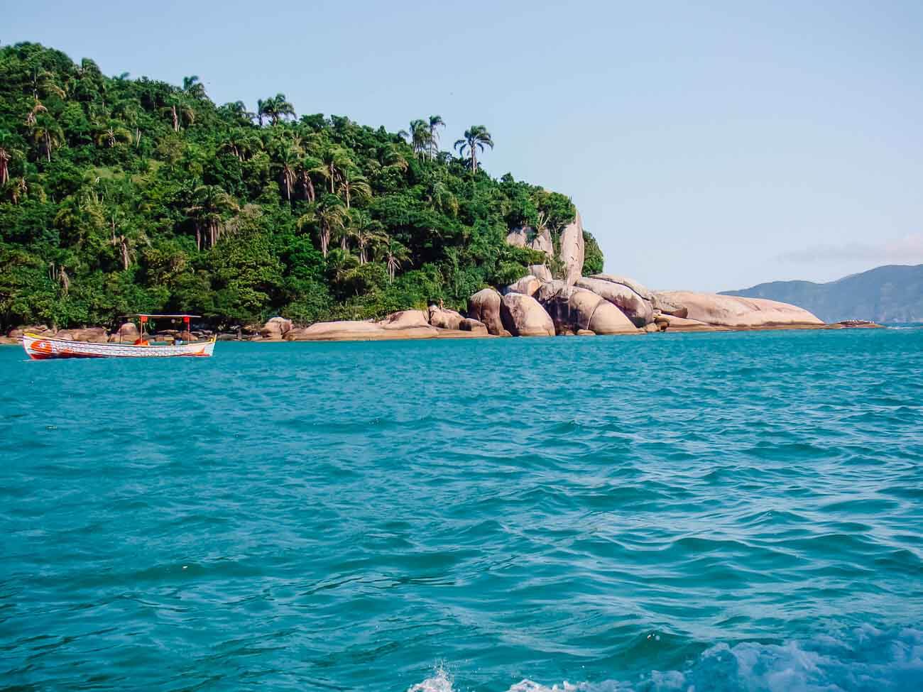 Água azul turquesa com um barco na Ilha do Campeche