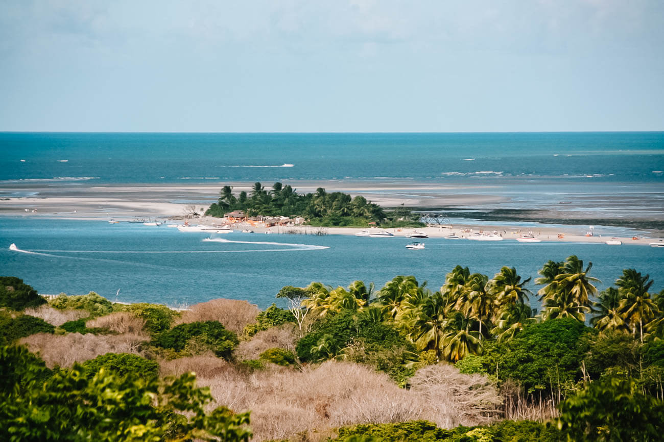 Vista a partir da Ilha de Itamaracá da Praia de Coroa do Avião cercada pelo mar.
