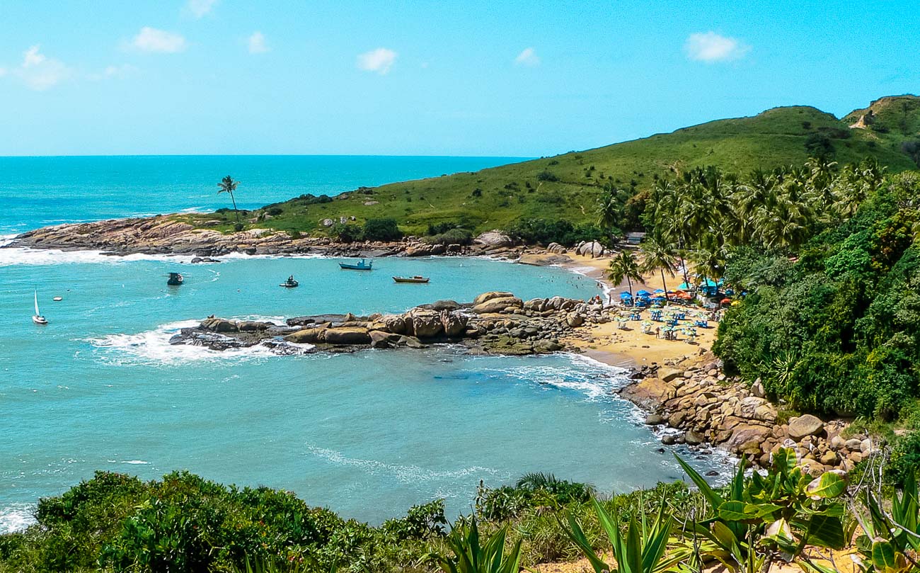 Vista da Praia de Calhetas, com o mar cristalino e natureza ao redor.