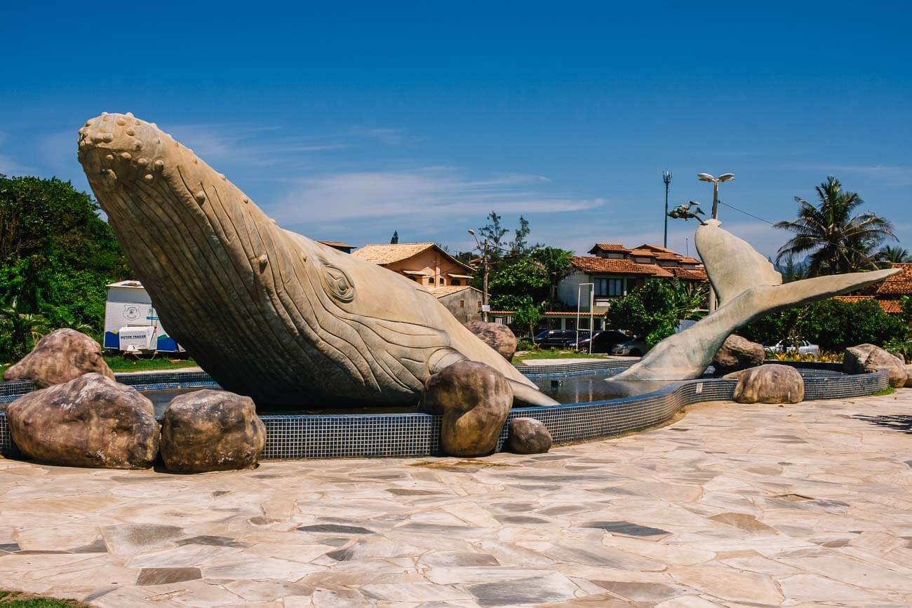 Escultura de baleia jubarte em chafariz na Praça da Baleia em Rio das Ostras.
