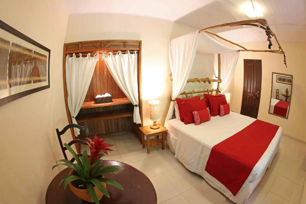 Quarto de casal com cama dossel e área para sauna.
