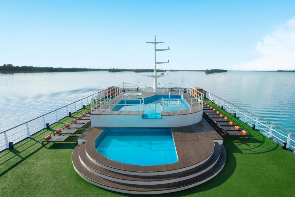 Piscina ao ar livre em barco cruzeiro pelo rio Negro em Manaus.