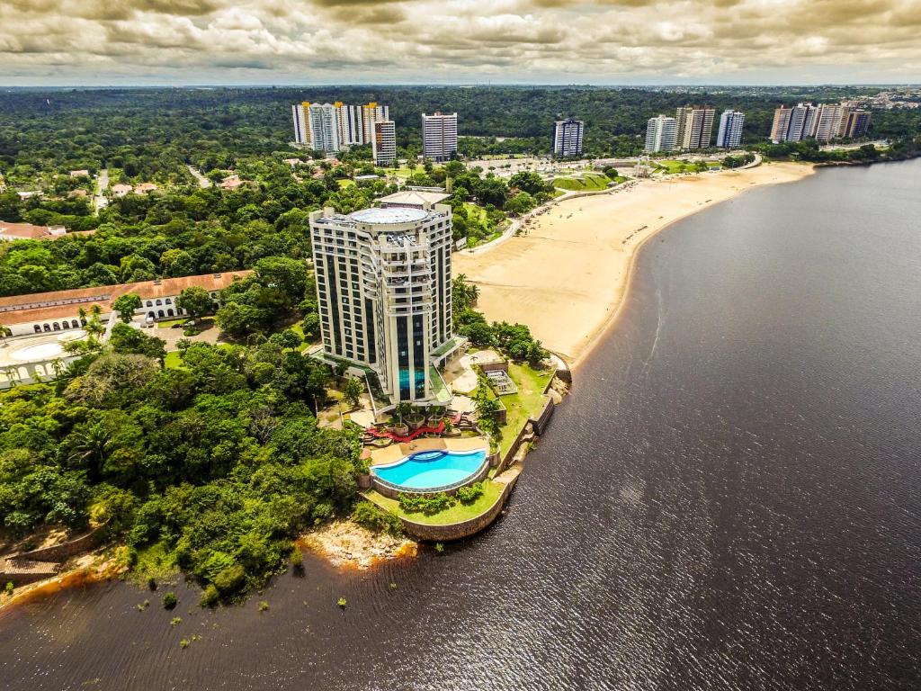 Vista aérea de hotel em Manaus ficando ás margens da Praia de Ponta Negra.