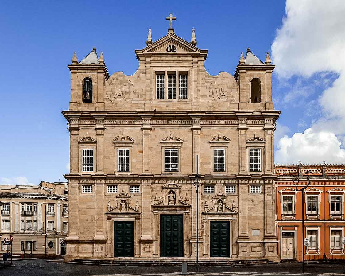 Fachada da Basílica de Salvador com arquitetura barroca.