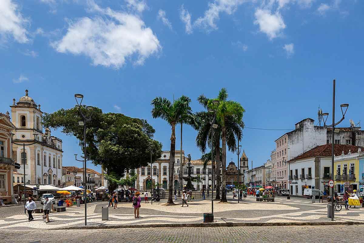 Praça em Centro Histórico em Salvador com igreja ao fundo e casas antigas do redor