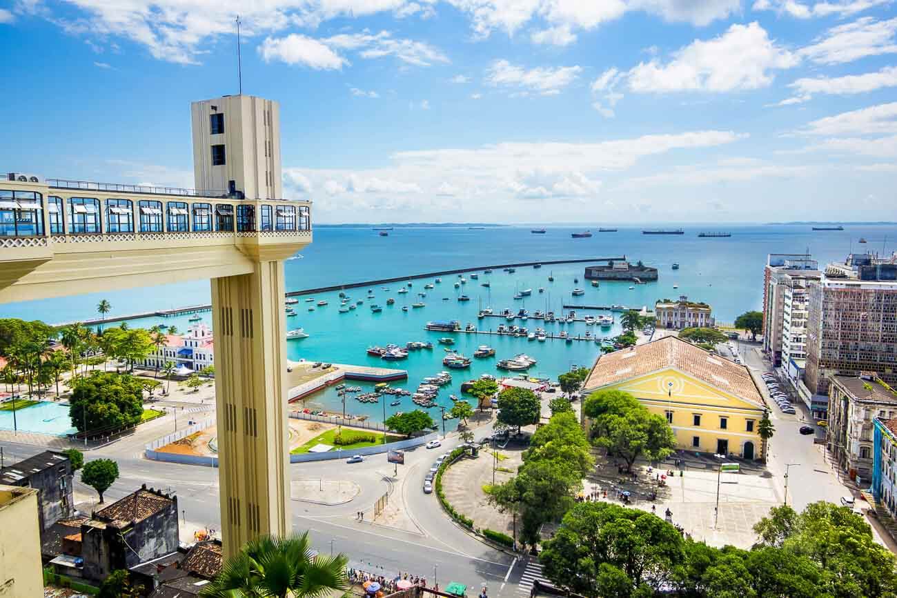 Elevador Lacerda e ao fundo o mar da Baía de Todos os Santos em Salvador