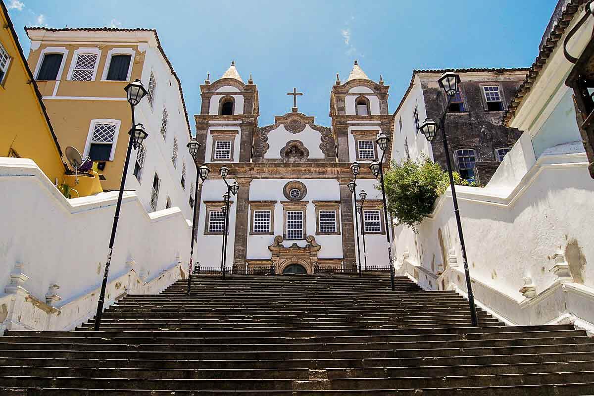 Escadarias que levam até a Igreja do Passo em Salvador