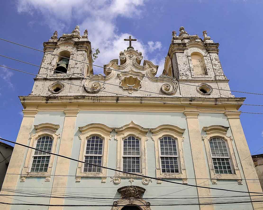Fachada das janelas e torres laterais da Igreja Nossa Senhora do Boqueirão em Salvador.