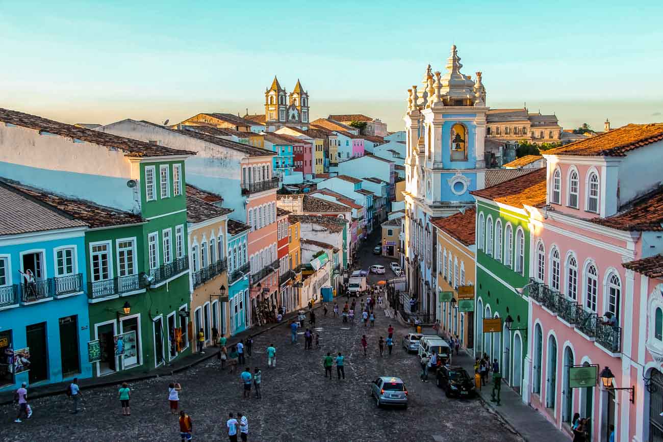 Ruelas e casarios coloniais no Largo do Pelourinho em Salvador