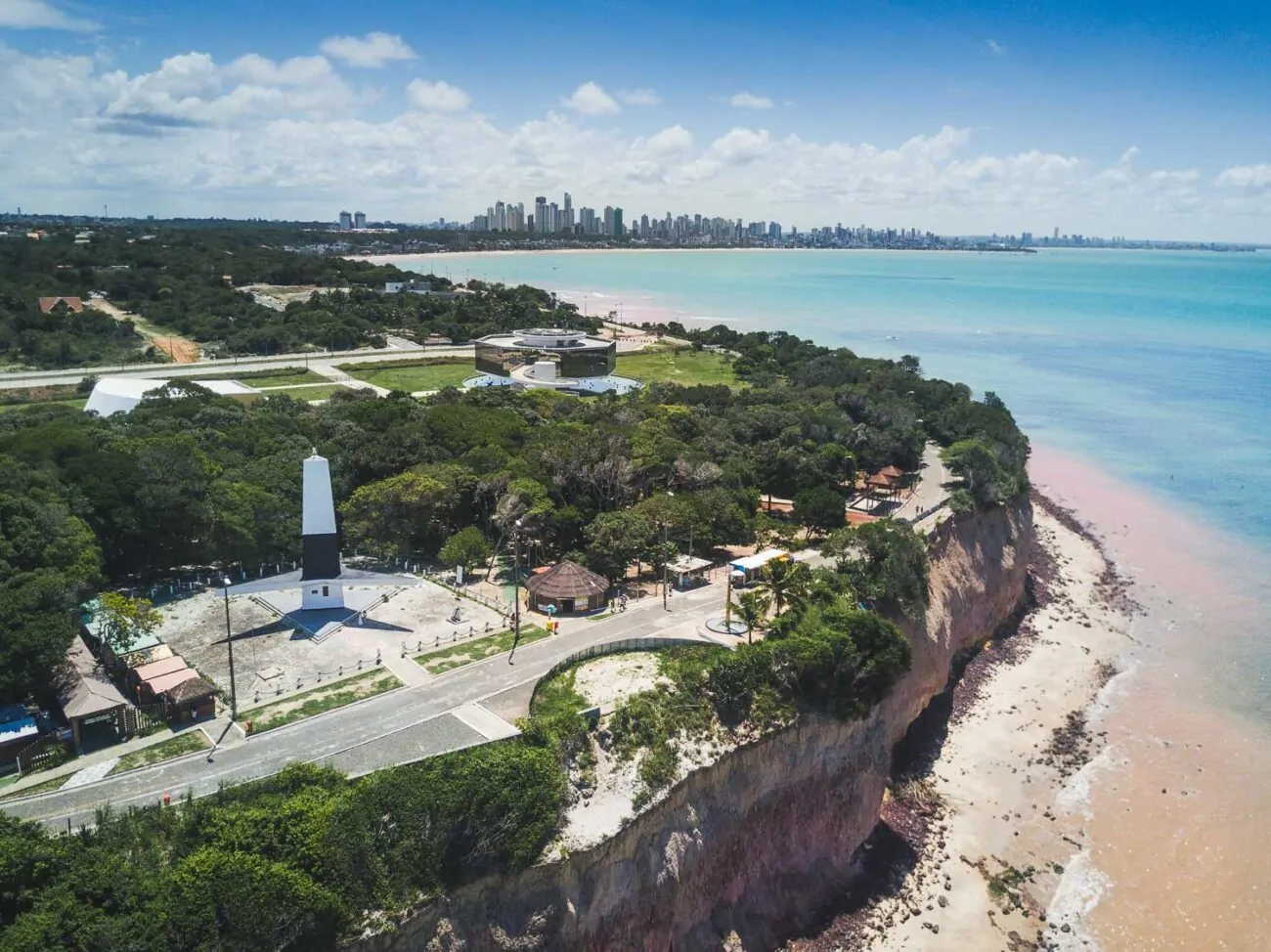 Vista de cima do Farol de Cabo Branco em João Pessoa, ficando no alto de uma falésia.