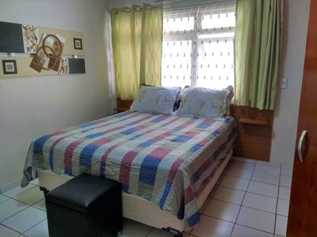 Cama de casal em quarto privativo de hostel em João Pessoa.