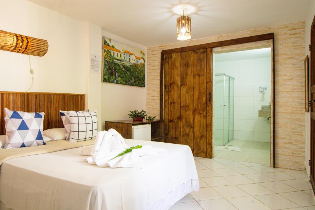 Quarto espaçoso de casal com decoração moderna e praiana.