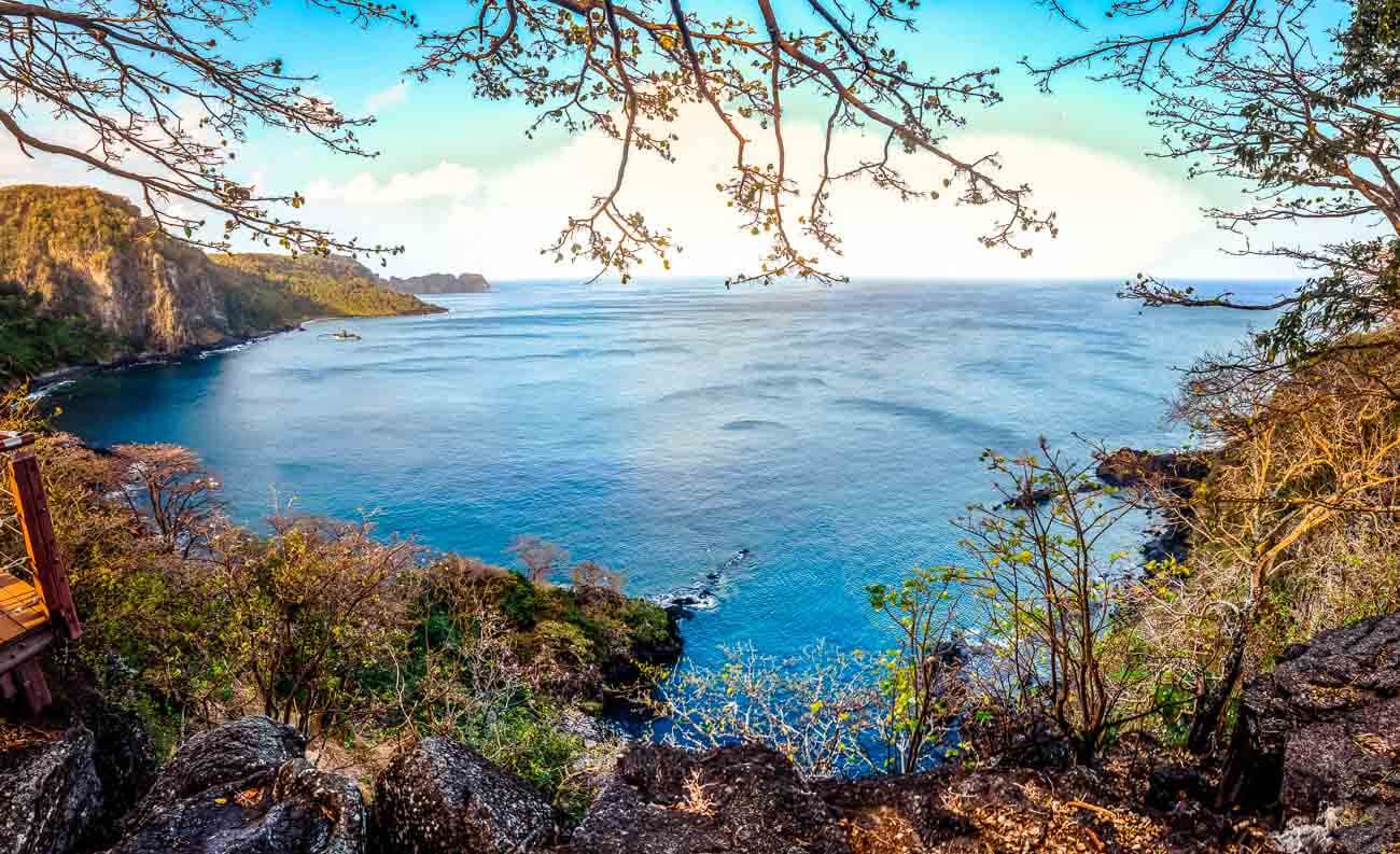 Vista panorâmica da Baía dos Golfinhos em Fernando de Noronha e montanhas ao redor.