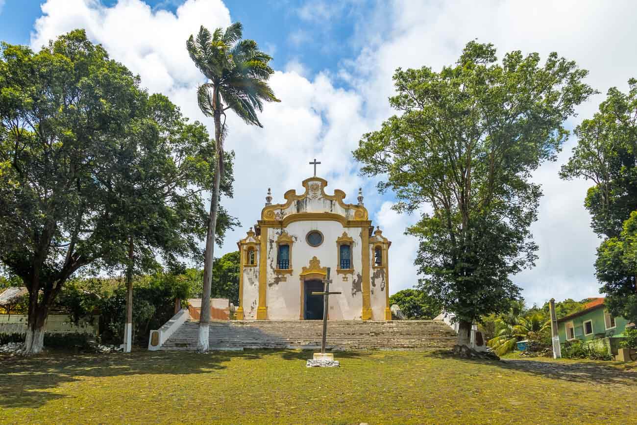 Igreja Nossa Senhora dos Remédios com arquitetura colonial em Fernando de Noronha