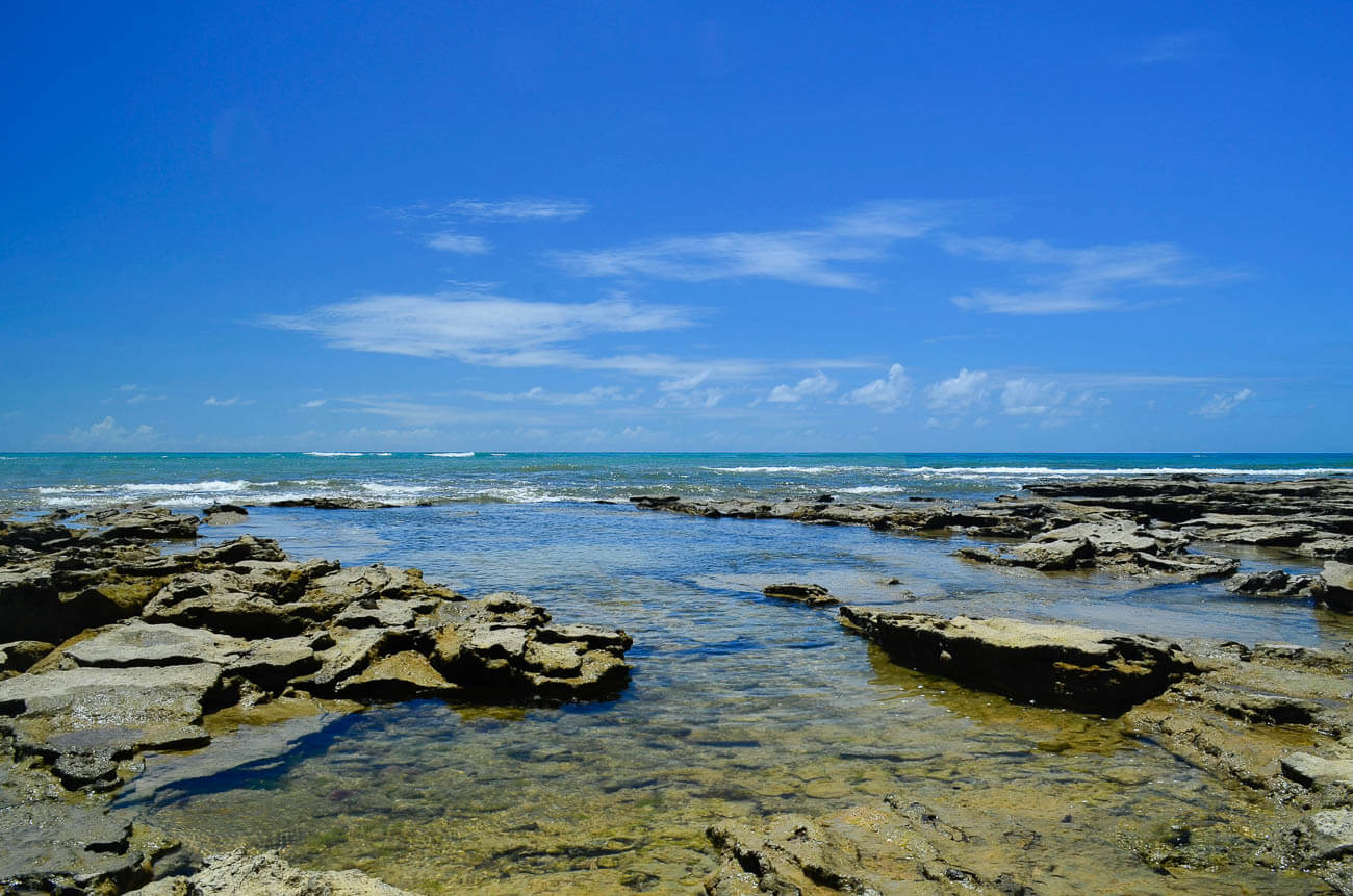 Recifes de corais e piscinas naturais em praia de Arraial d'Ajuda