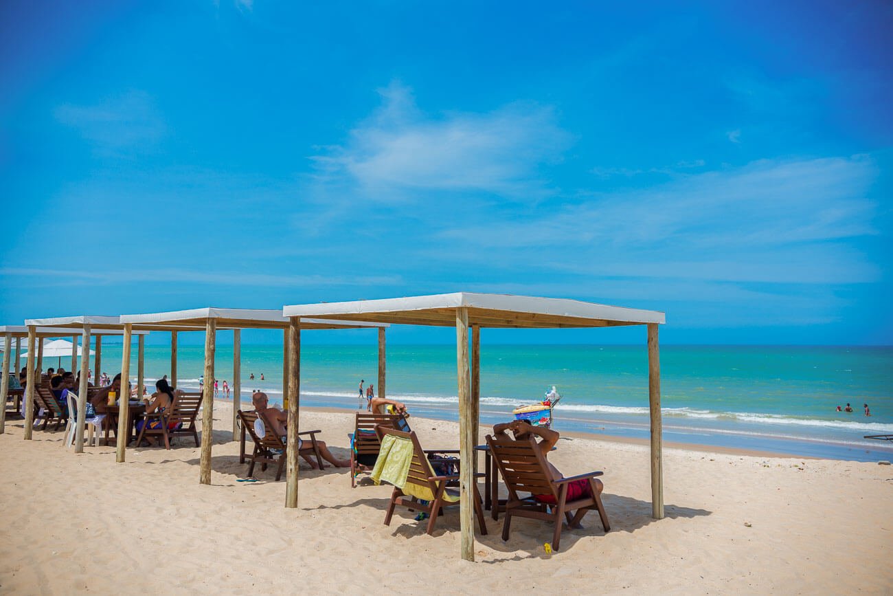 Tendas na areia da Praia de Mundaí