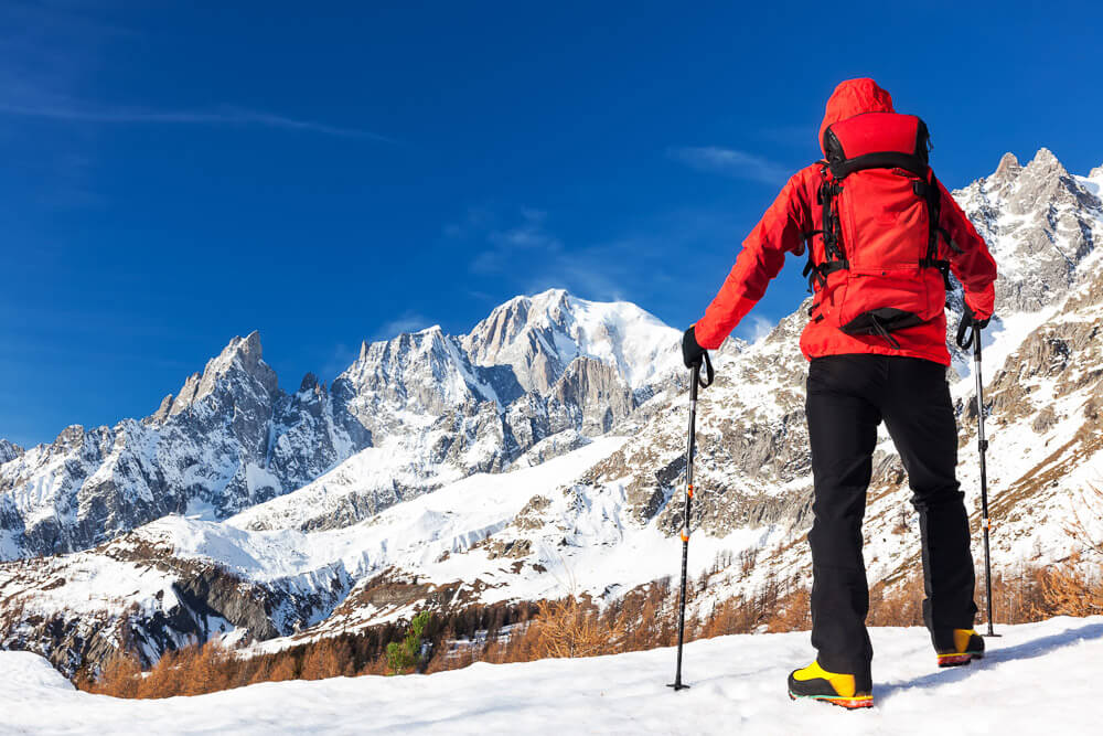 Mont Blanc coberto de neve. Há um esquiador à direita.