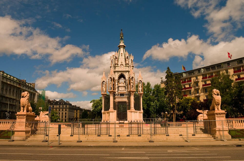Monumento de Brunswick, em Genebra. Há esculturas de leões nas laterais do monumento de estilo neogótico.