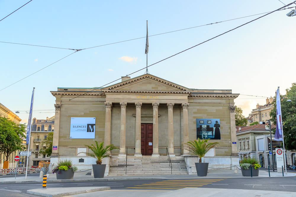 Visão frontal do Museu Rath, em Genebra.