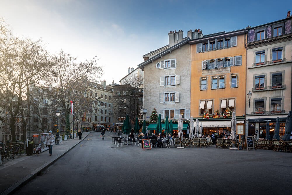 Restaurantes na Place du Bourg-de-Four.