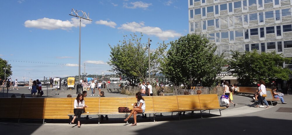 Place du Rhône em um dia de muito movimento, em Genebra.