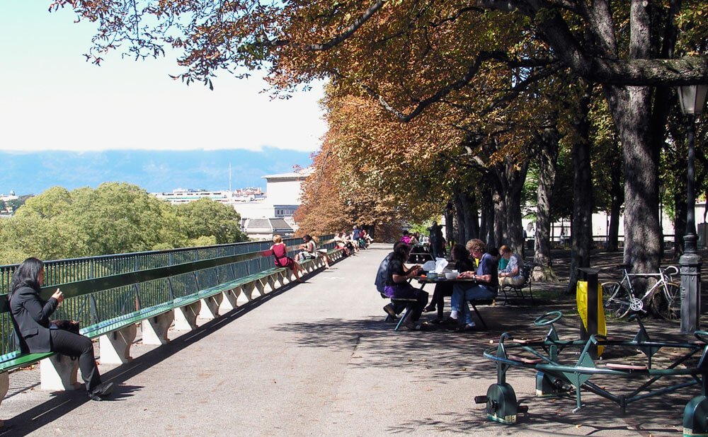 Pessoas aproveitando o dia em Promenade de la Treille.